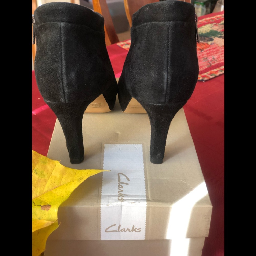 Clark’s Artisan Black Suede Ankle Boots, 7M - Picture 2 of 5